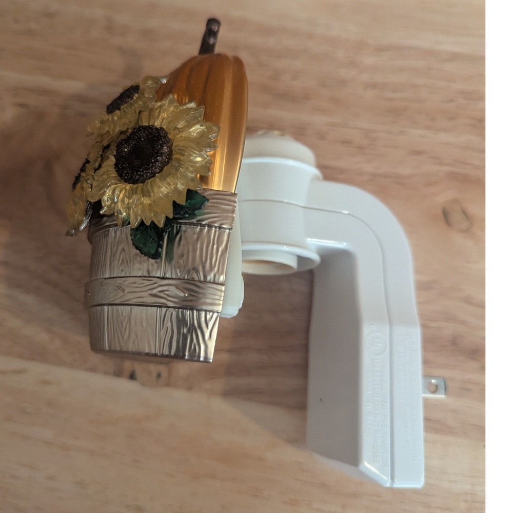Bath & Body Works Wallflowers Pumpkin Sunflowers Barrel Plug In Diffuser Fall - Picture 2 of 7